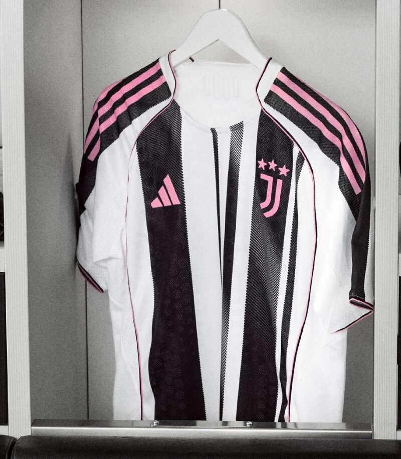 juventus 2025/26 black, white and pink home kit